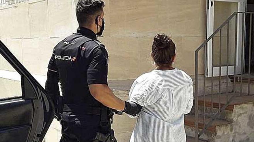 La mujer detenida es trasladada a la comisaría de la Playa de Palma.