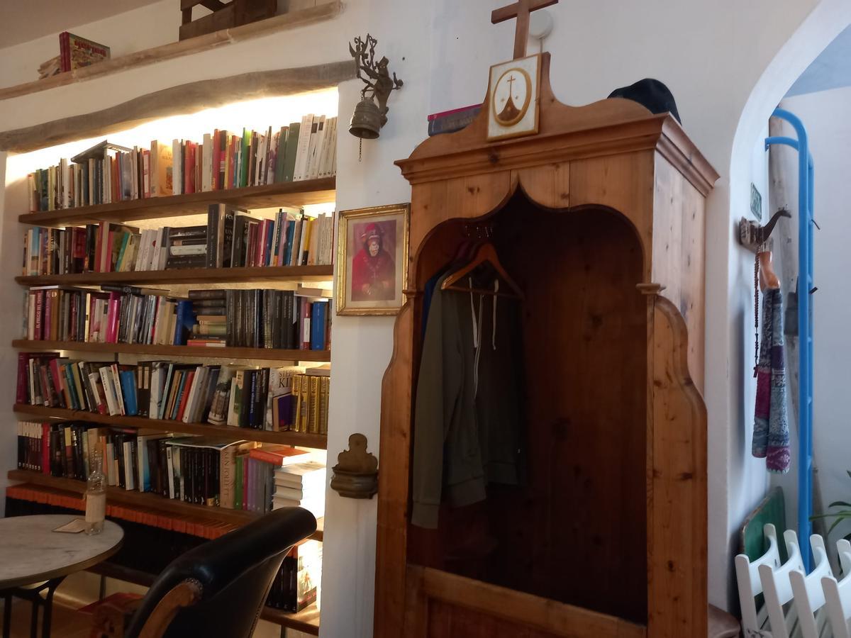 Auch ein als Gaderobe umfunktionierter Beichtstuhl steht in der Bodega Salas