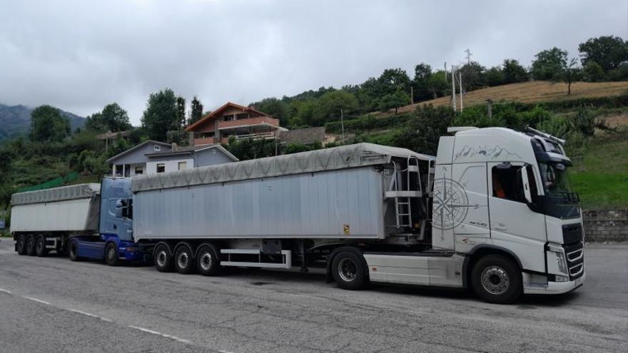 Camiones cargados con carbón estacionados en Rioseco.