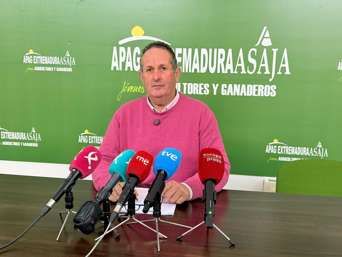 El presidente de APAG Extremadura Asaja, Juan Metidieri, este martes ante los medios en Mérida.