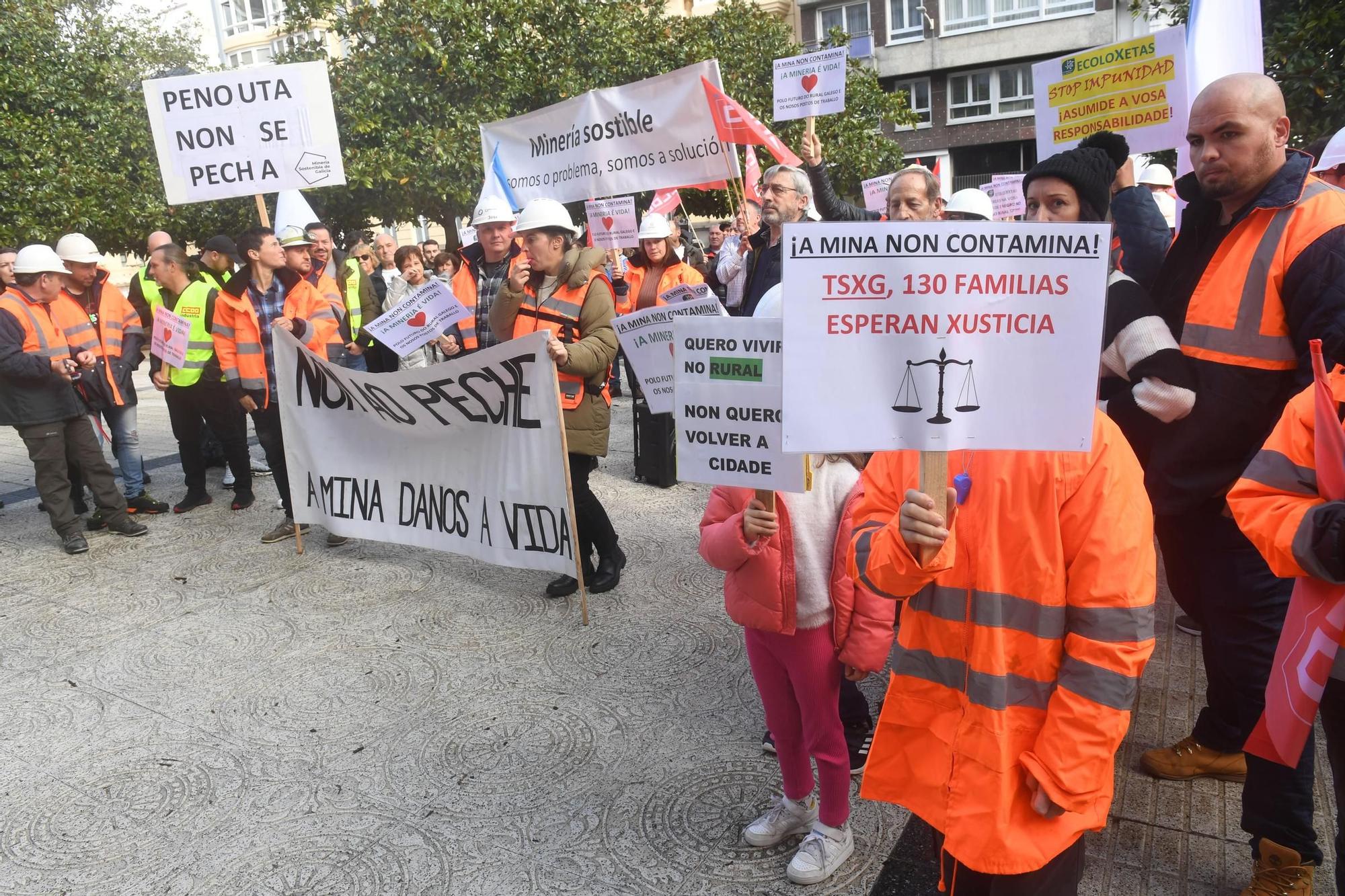 Protesta ante el Tribunal Superior de Xustiza por el cierre de la mina de Penouta, en Viana do Bolo