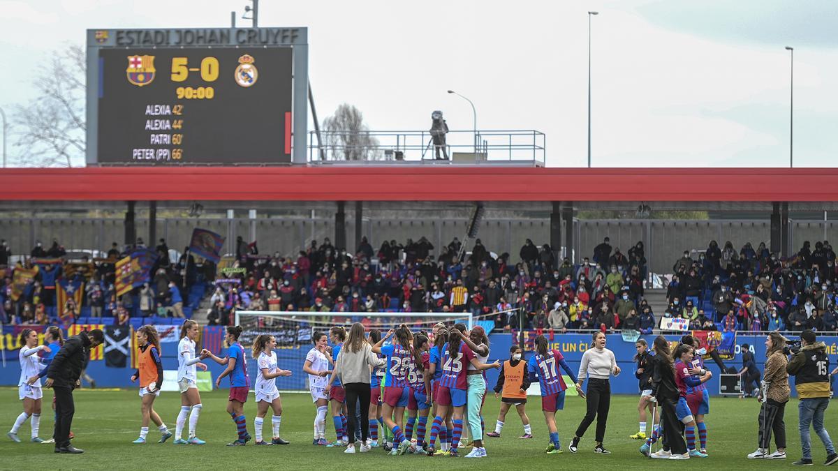 Las jugadoras del Barça se imponen por 5 goles a 0 al Real Madrid y conquistan el título de liga por tercer año consecutivo