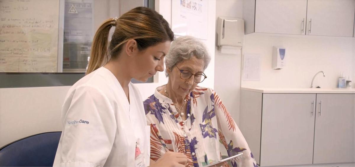 Enfermera asesorando a paciente