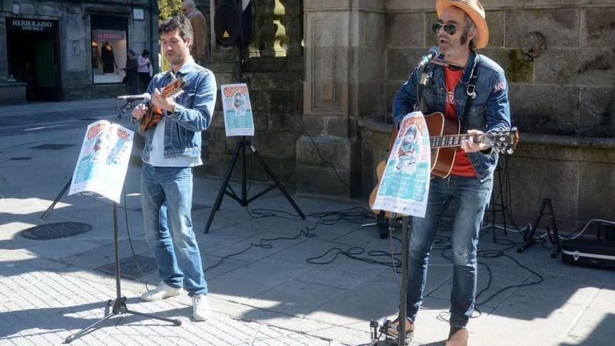 Roger de Flor e Querido Extraño tocaron onte na Praza da Peregrina para anunciar a iniciativa. // R. Vázquez