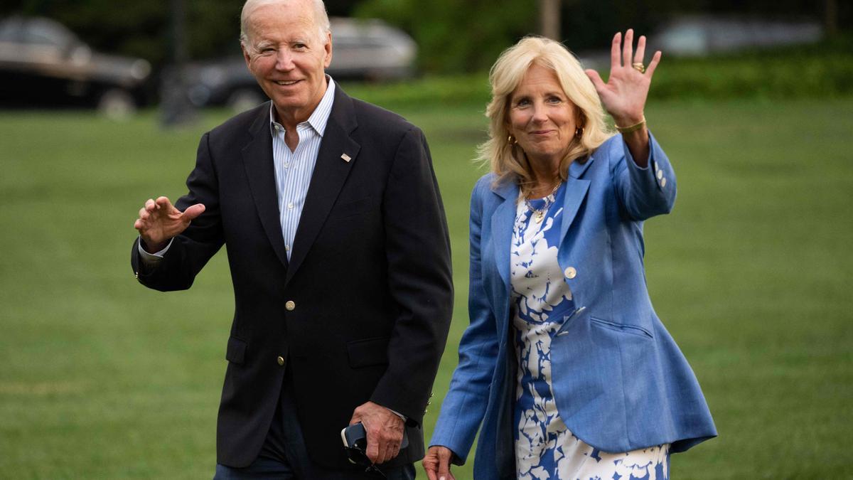 El presidente de Estados Unidos, Joe Biden, y su esposa, Jill Biden, paseando por la Casa Blanca