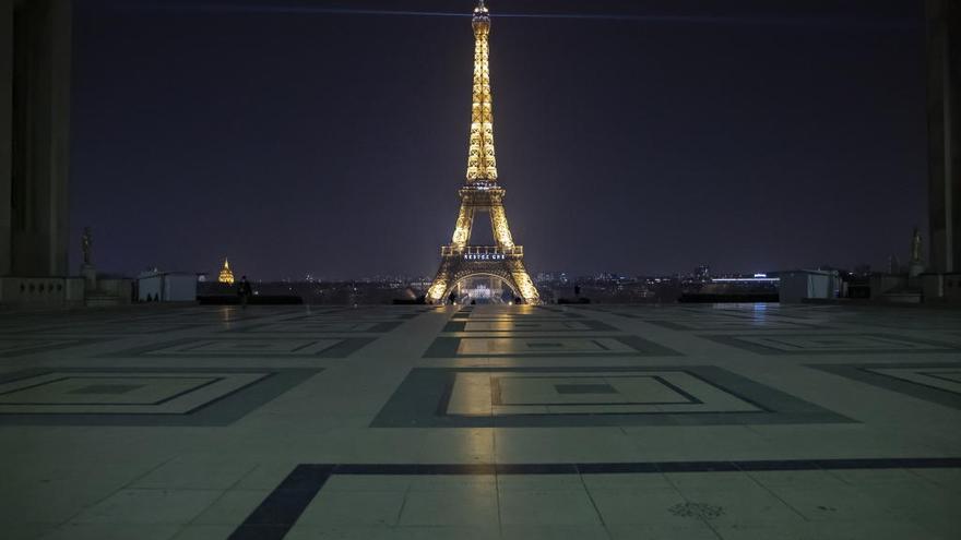 La Torre Eiffel, vacía a causa del coronavirus