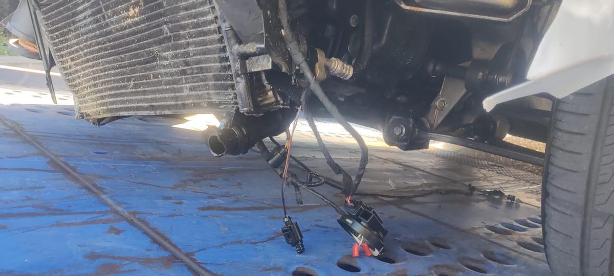 Les imatges del cotxe que va xocar contra una barricada dels pagesos a l'AP-7 a Pontós