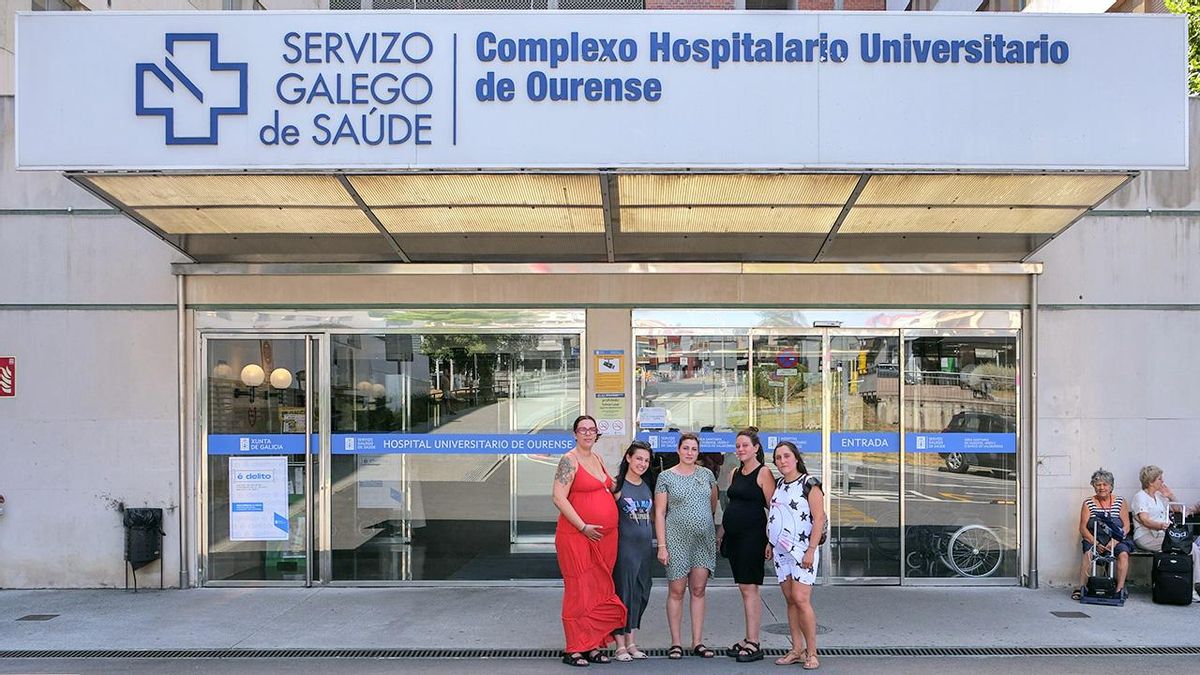 Mujeres embarazadas en la entrada del hospital.