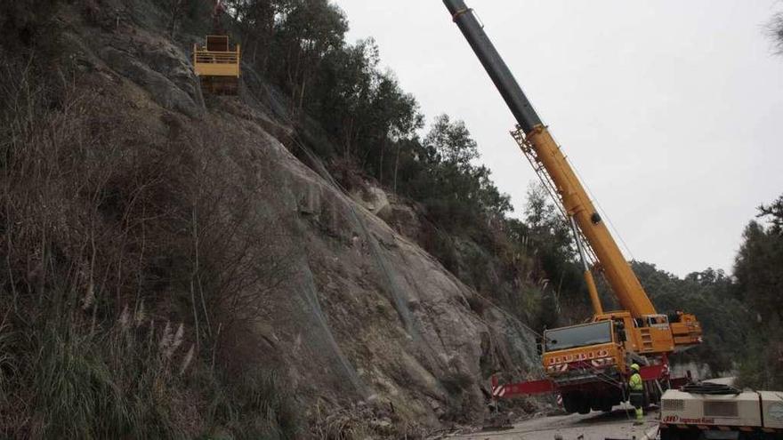 Operarios de Conservación de Carreteras, ayer. // S.Á.