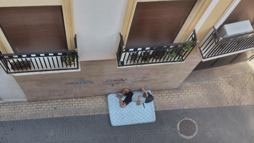 Se echa la siesta en medio de una calle de Lorca