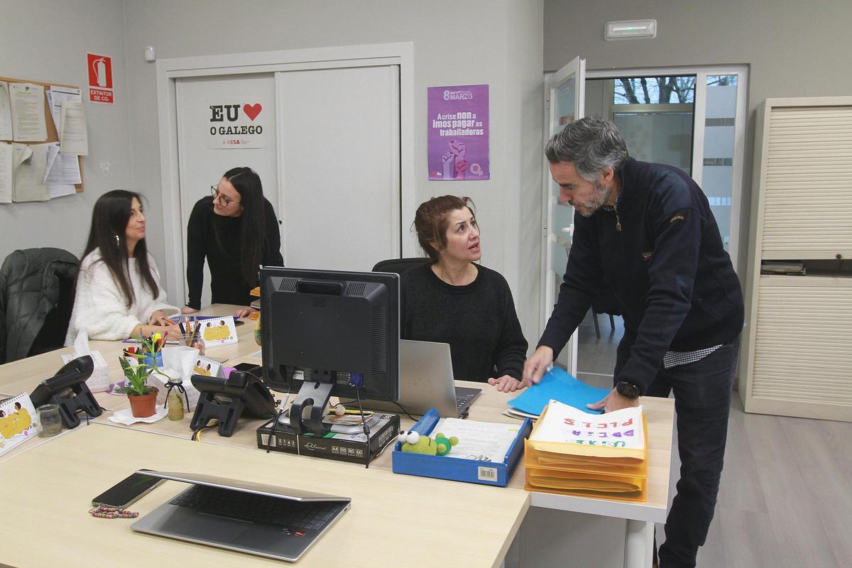 Anxo Valcárcel y tres profesionales de la asociación Trama, durante una jornada en el centro.