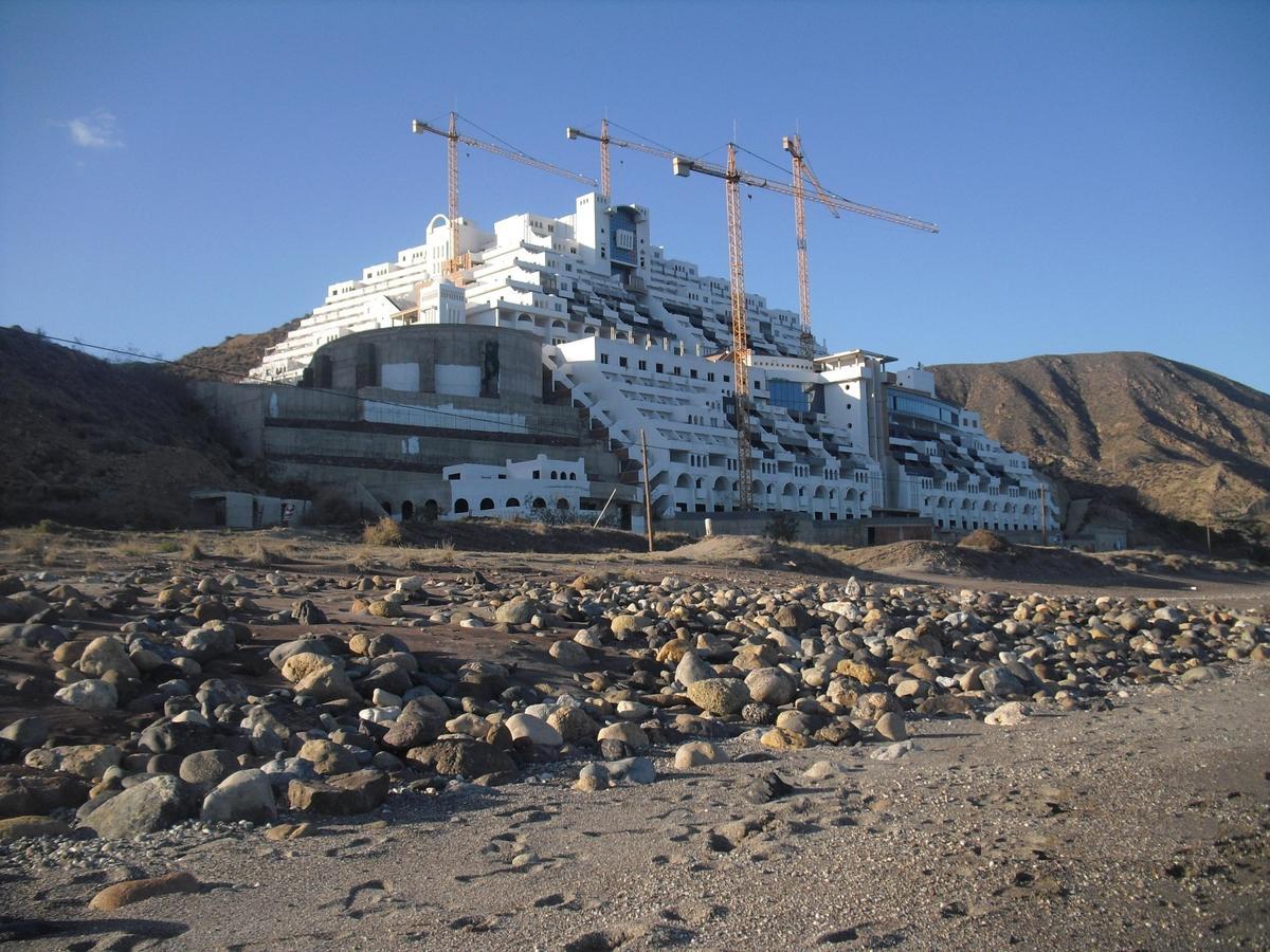 16/11/2011 Hotel De El Algarrobico.EQUO Andalucía Verdes ha criticado la nueva sentencia del Tribunal Supremo (TS) que, en la práctica, &quot;supone volver a posponer el derribo del hotel Algarrobico, levantado ilegalmente en primera línea de la playa de Carboneras (Almería) y símbolo del urbanismo salvaje y depredador de recursos desarrollado en las últimas  décadas en nuestra Costa&quot;.POLITICA ALMERÍA ANDALUCÍA AUTONOMÍAS SOCIEDADEUROPA PRESS/AYUNTAMIENTO DE CARBONERAS