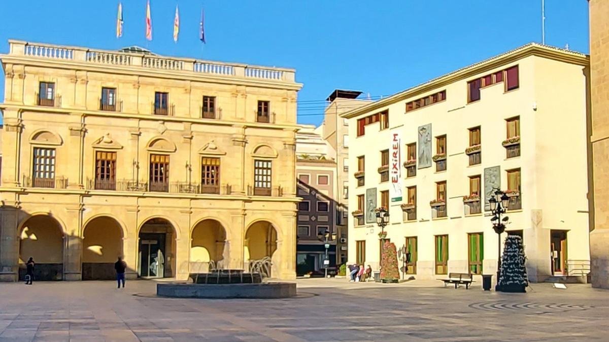 Edificio noble del Ayuntamiento ubicado en la plaza Mayor de la capital de la Plana.