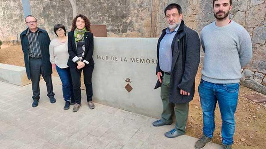 Gemma DomÃ¨nech junto a JesÃºs Jurado, Marc Herrera y miembros de la Generalitat, ayer, en Palma.