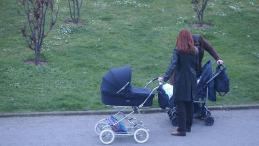 Dos madres pasean a sus bebés en el parque coruñés de Os Rosales