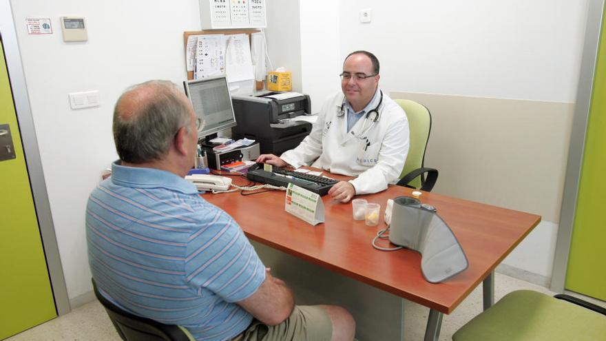 Un médico de familia atiende a un paciente en consulta.