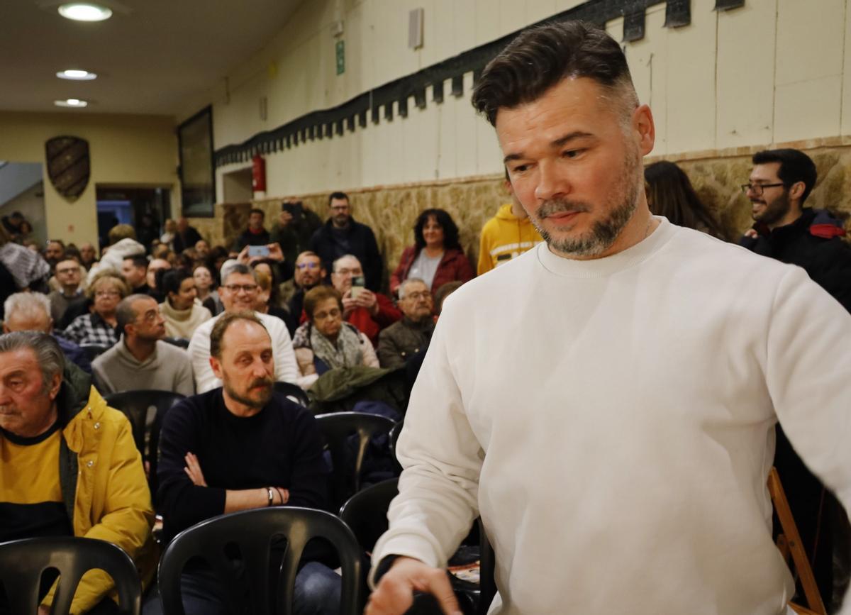 El alcalde de Onil, Jaume Berenguer, del PP, detrás de Gabriel Rufián.