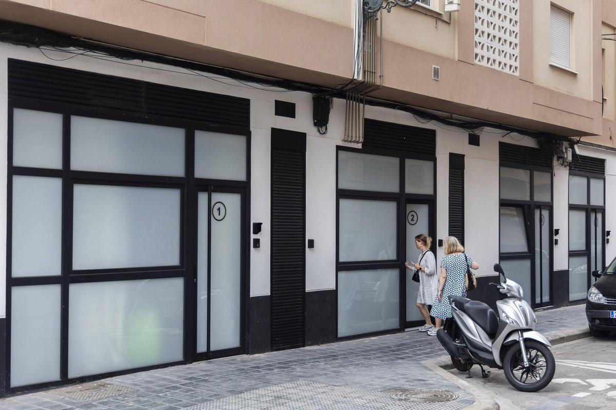 Dos turistas entrando en una vivienda turística entre el Grao y Canyamelar.