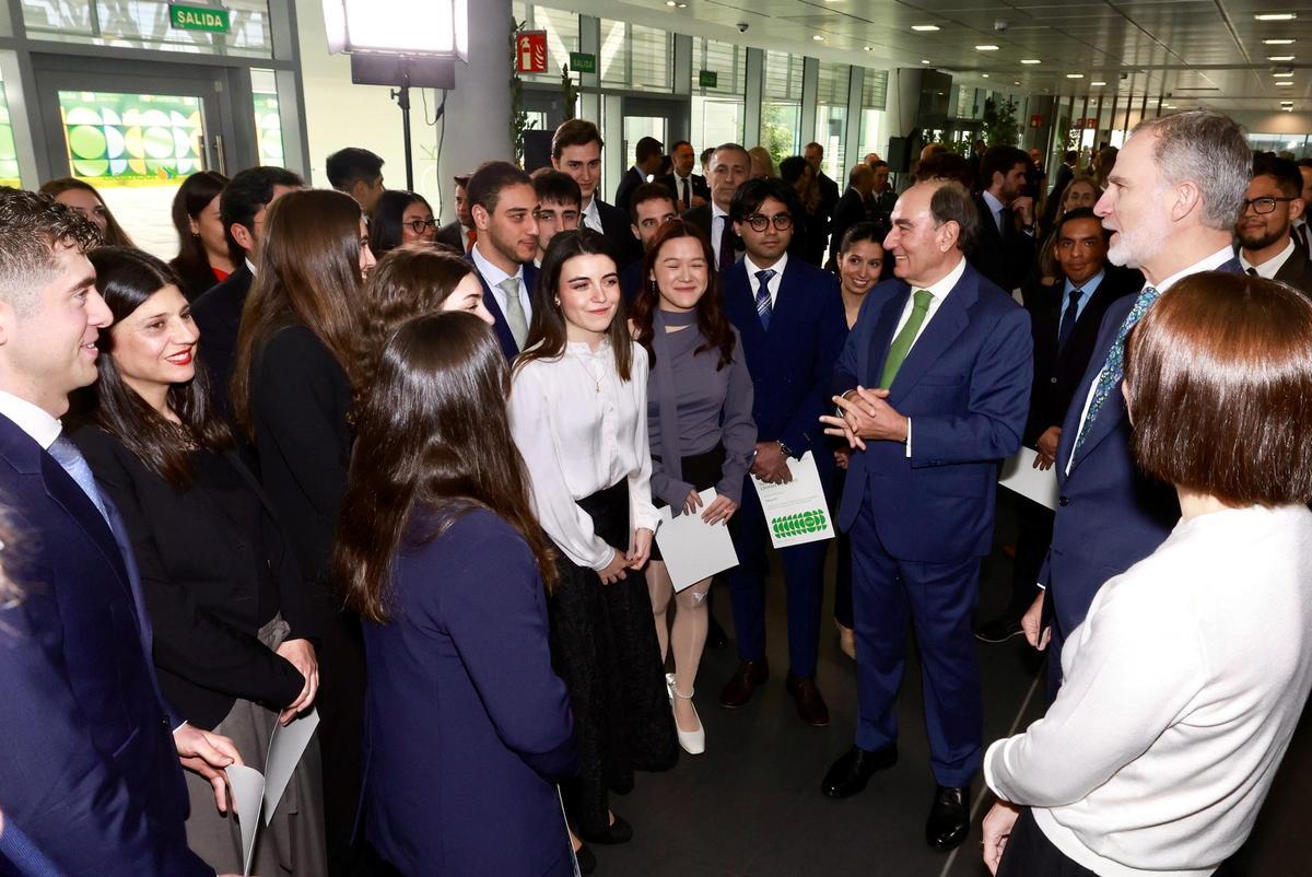 Su Majestad y el presidente de Iberdrola, junto a los becados.