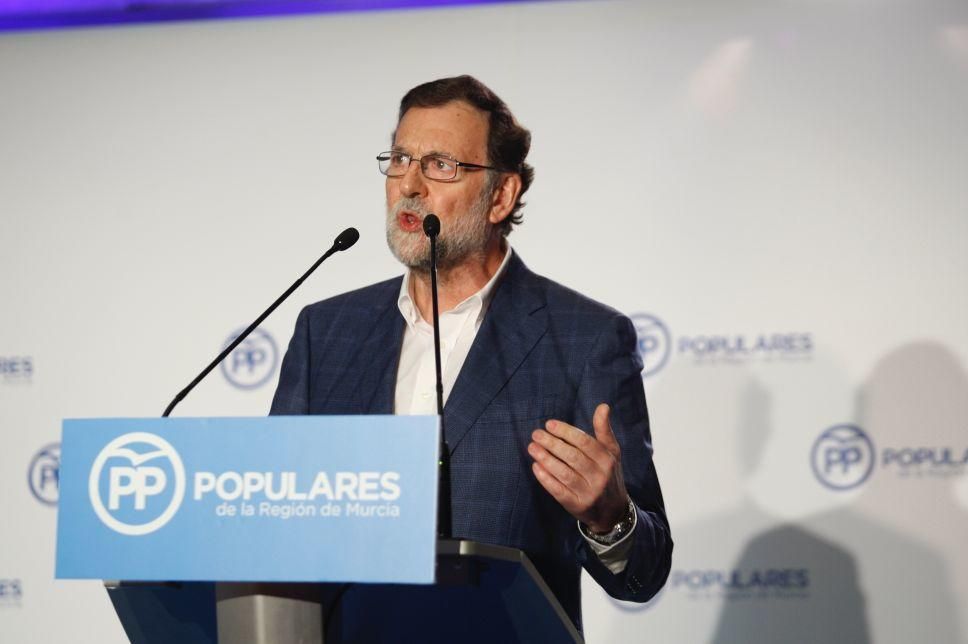 Rajoy se da un baño de multitudes en Murcia