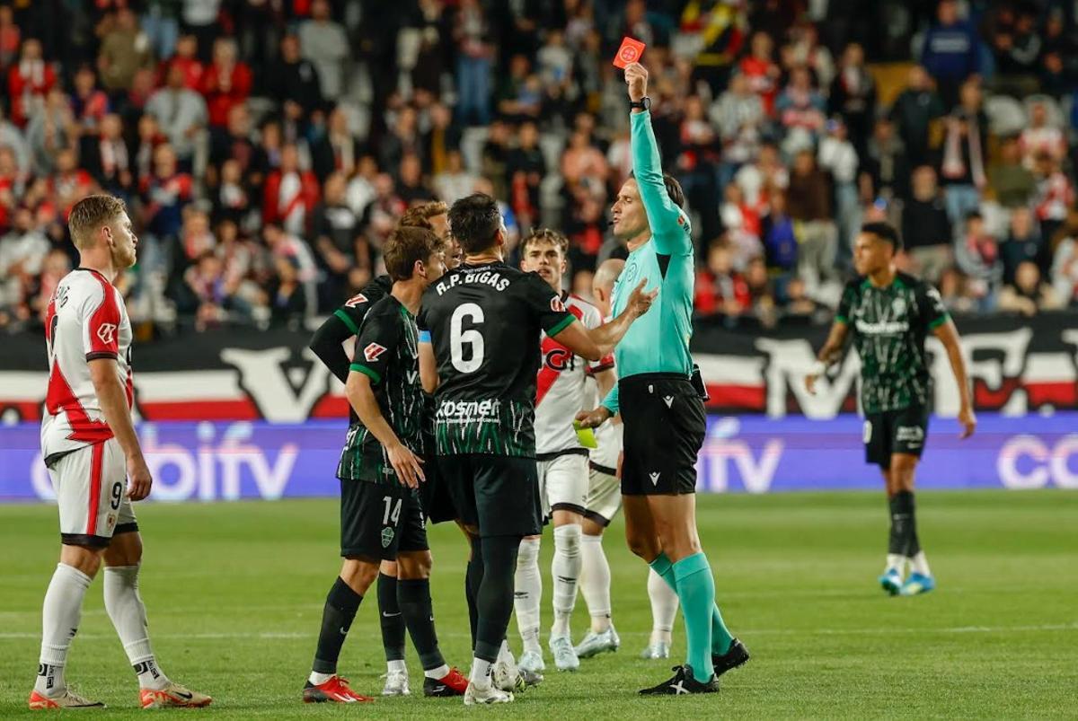 El defensa del Elche Pedro Bigas recibe la tarjeta roja durante el partido