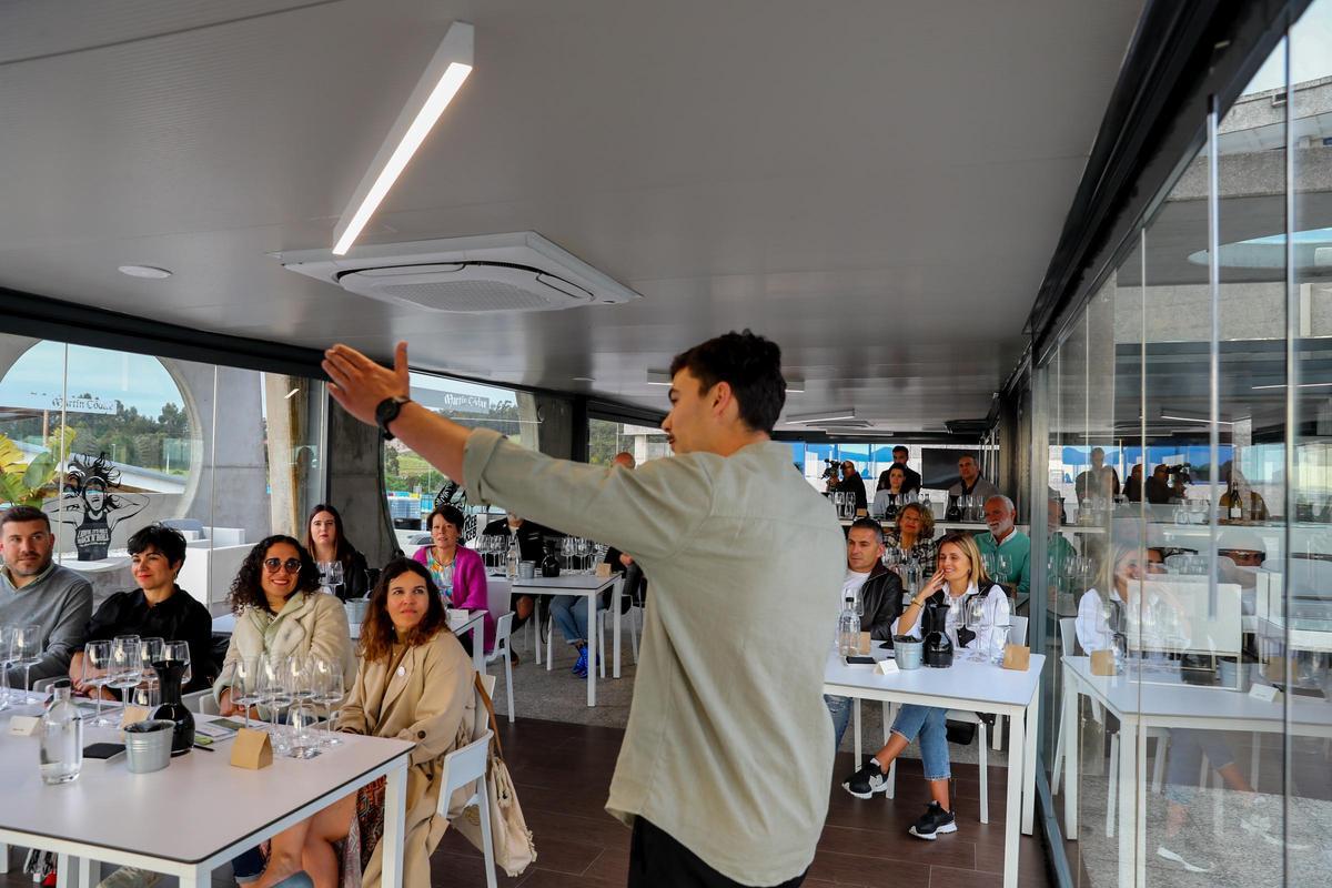 Una actividad enoturística desplegada en bodegas Martín Códax.