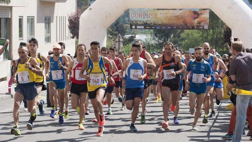 Salida de los atletas, ayer por la mañana en la carrera de O Ventiún. // Brais Lorenzo