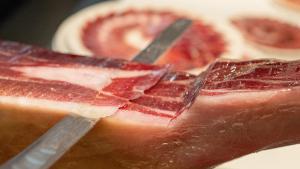 Primer plano de un corte de jamón de bellota 100% ibérico, premiado por Alimentos de España.