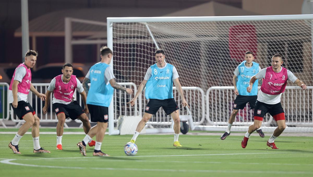 Lewandowski, en el centro de la imagen durante un entrenamiento de Polonia en Doha.