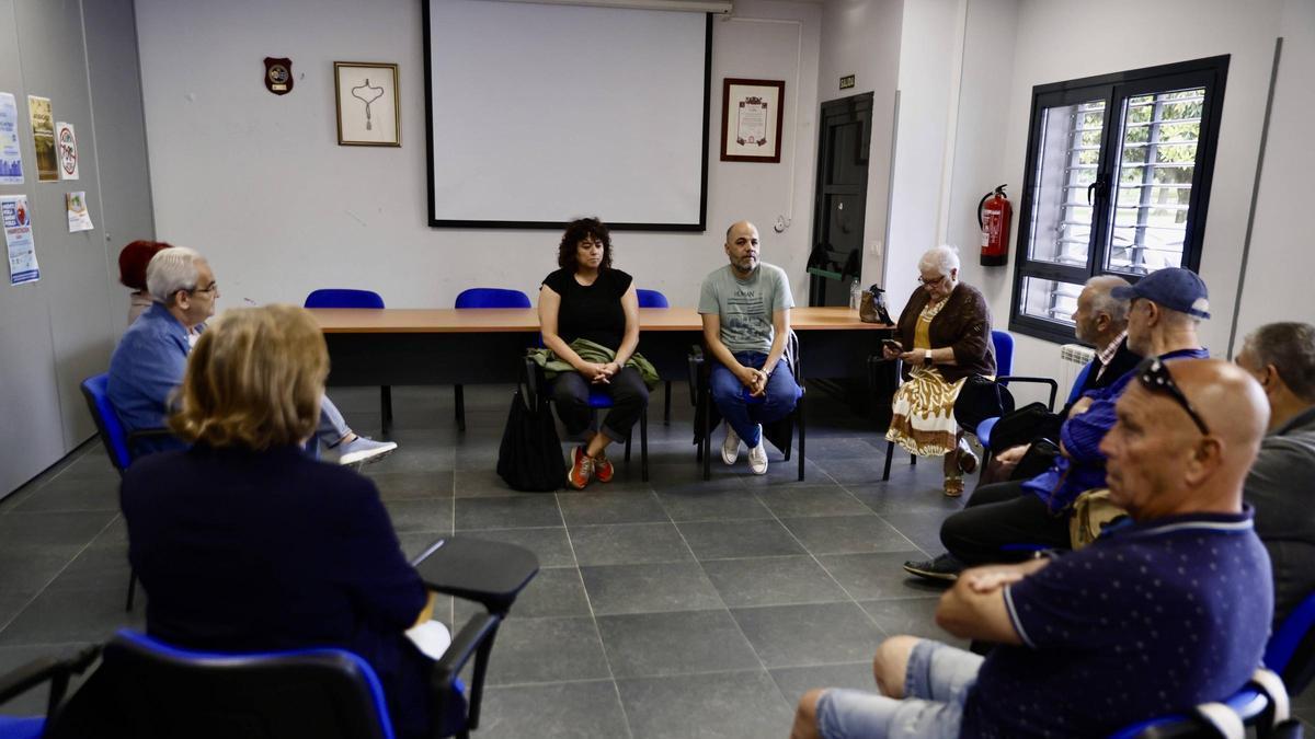 Los asistentes a la reunión, antes de su inicio, en la sede de la FAV, en Moreda.