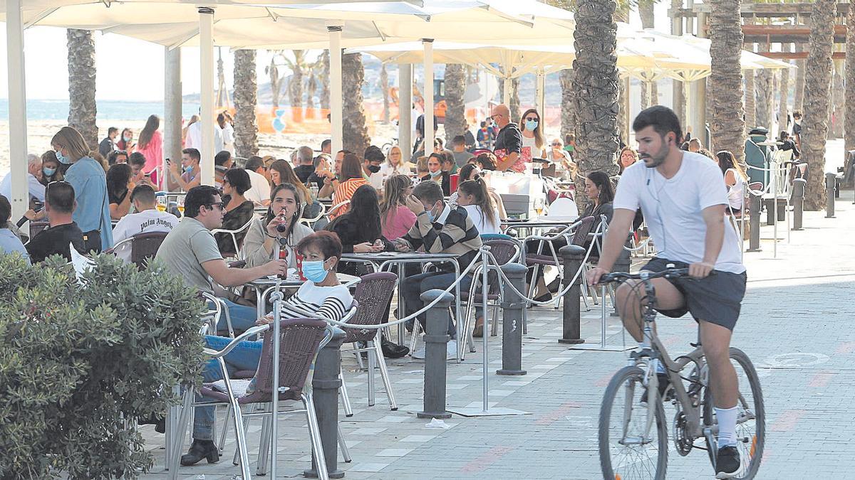 Algunos bares de Playa San Juan registran alta afluencia, pero hay otros cerrados en primera línea del mar. 