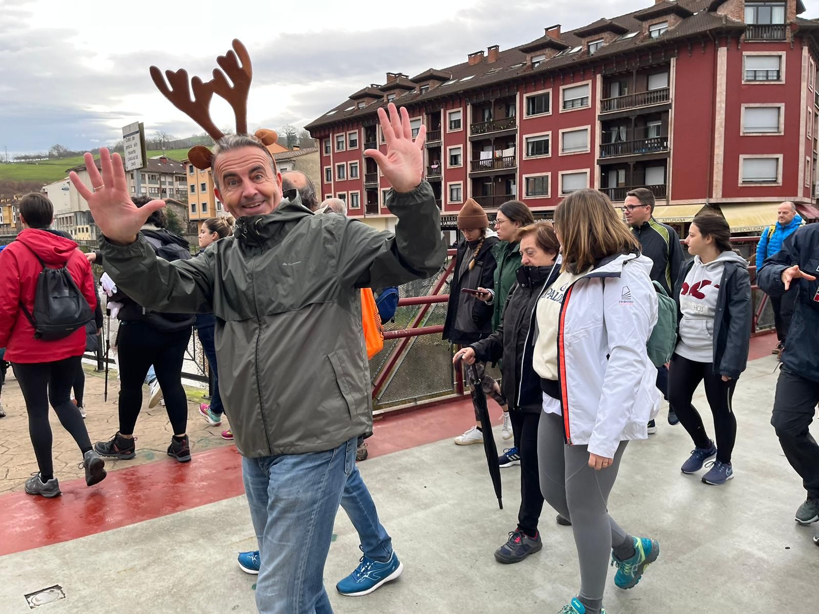 El "Rey Mago" llena de solidaridad el camino entre Cangas de Onís y Covadonga