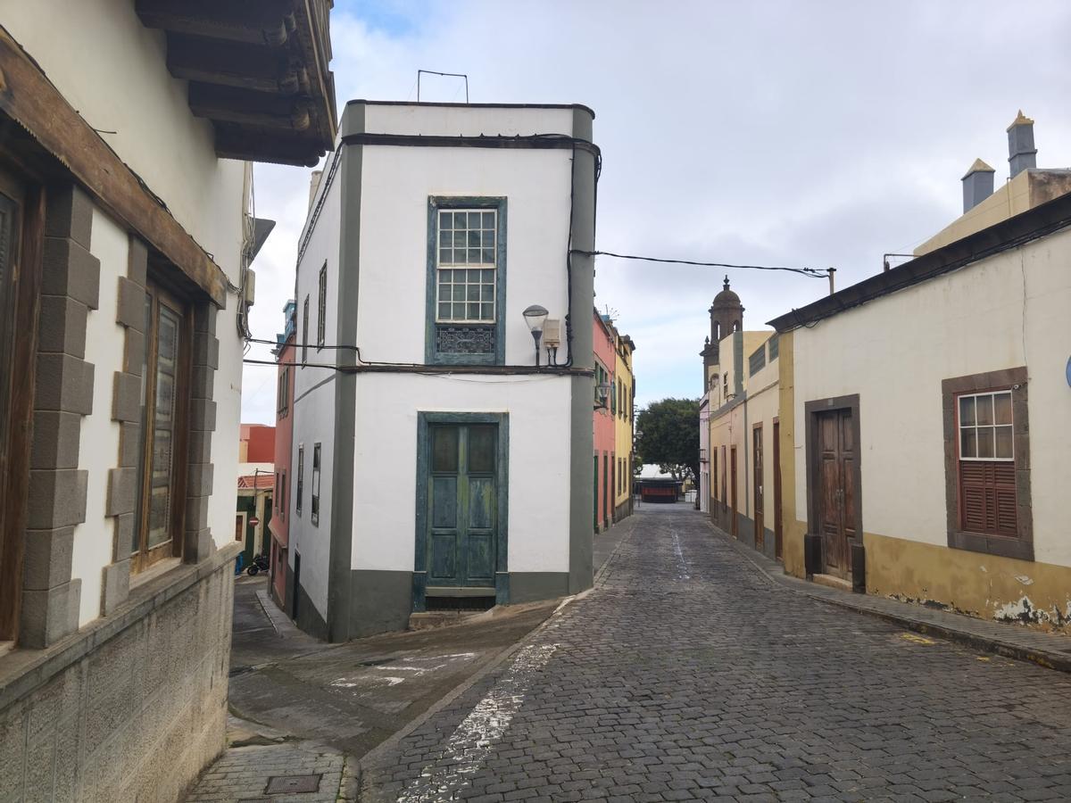 Calle Luis Suárez Galván, con la iglesia al fondo dentro del casco histórico de Guía.