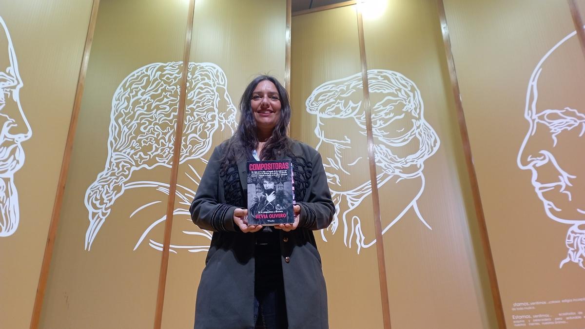 Silvia Olivero, en el salón de actos del Conservatorio Profesional Manuel Carra con su libro ‘Compositoras’.