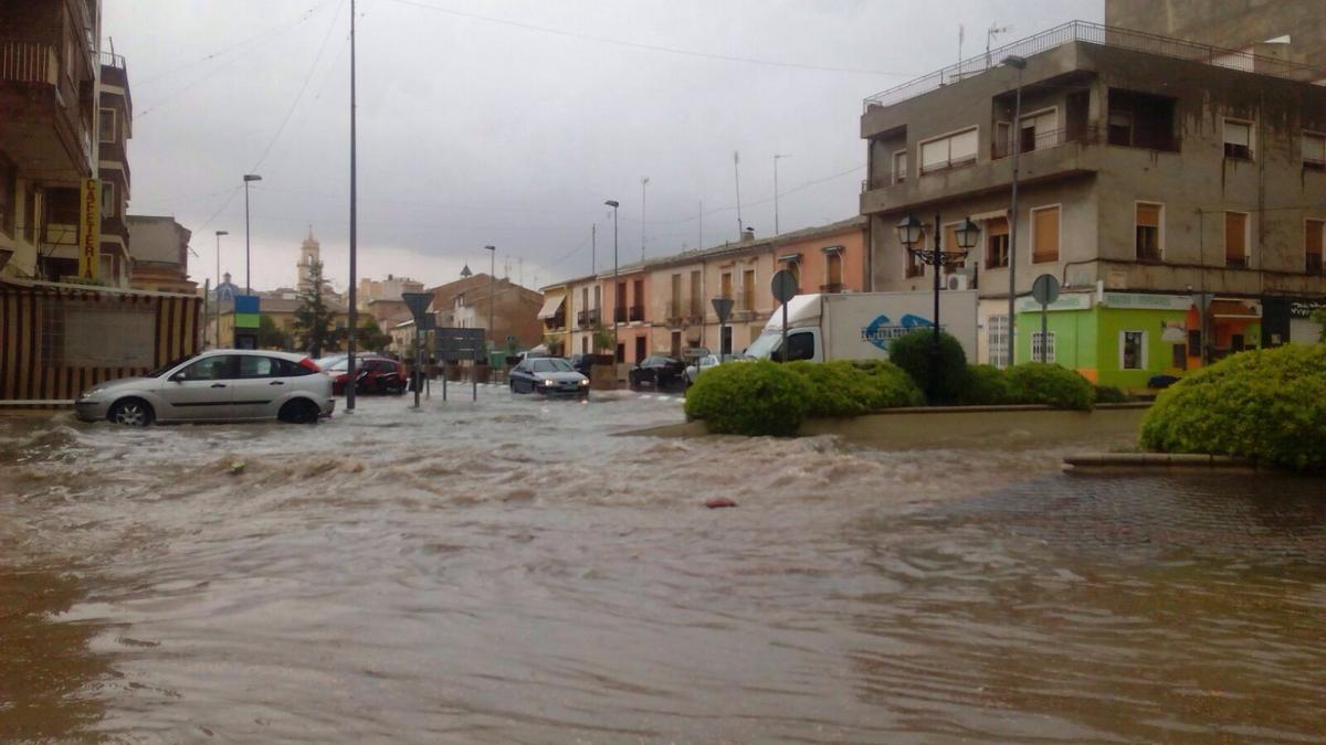 Las intensas lluvias que se esperan hoy y mañana podrían provocar inundaciones en las comarcas del Vinalopó.