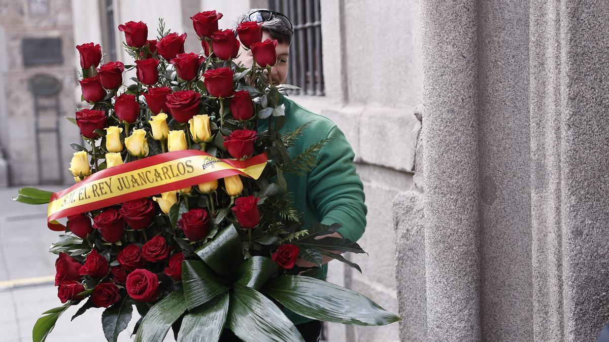 Corona de flores enviada por el rey emérito Juan Carlos para la capilla ardiente del periodista y escritor Raúl del Pozo