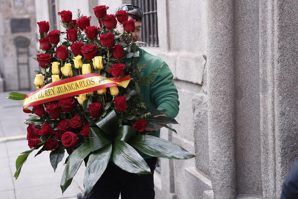 Corona de flores enviada por el rey emérito Juan Carlos para la capilla ardiente del periodista y escritor Raúl del Pozo