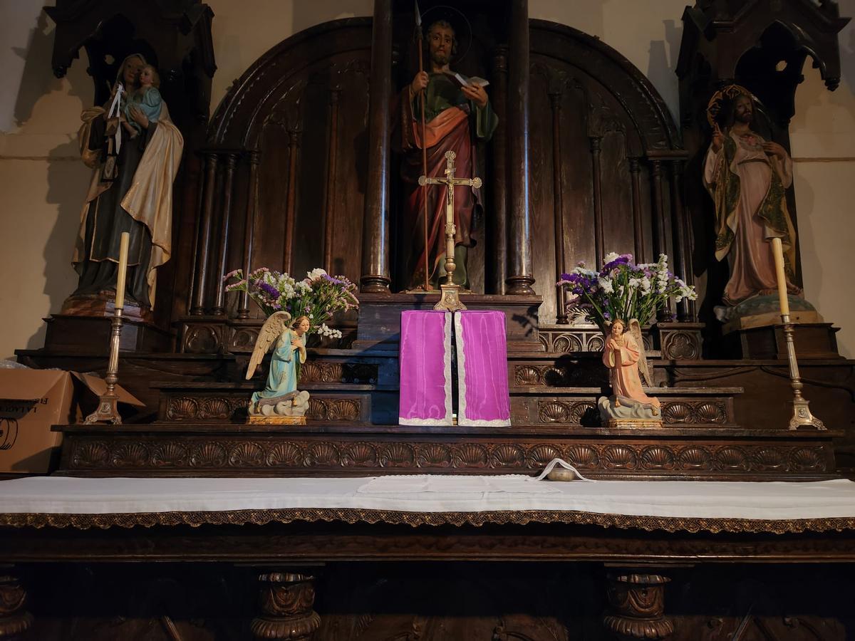 Las dos figuras de ángeles que se ha llevado desde La Isla hasta la parroquia ovetense de Latores.