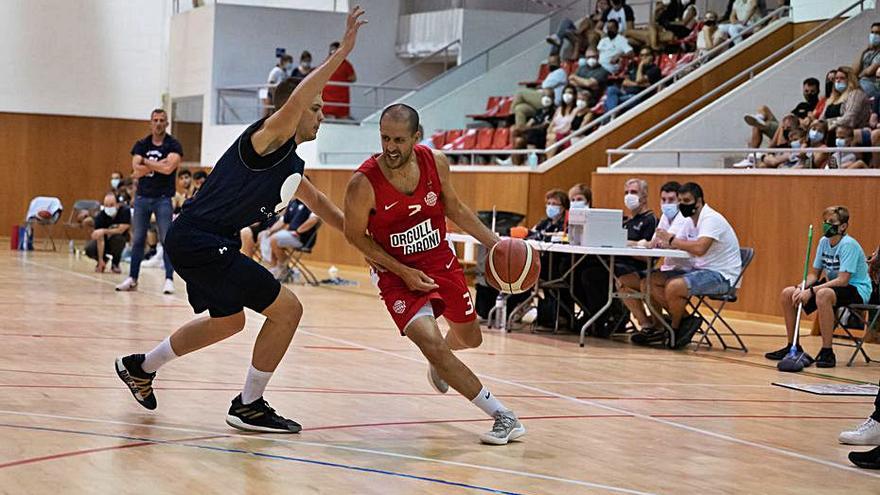 Sàbat, en una jugada durant el partit d’ahir. | SERGI GERONÈS/BÀSQUET GIRONA