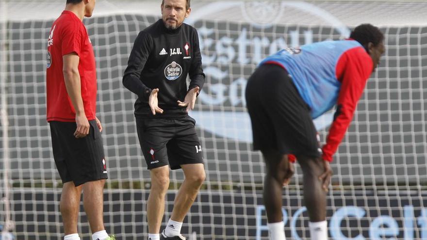 Unzué da órdenes en un entrenamiento del Celta // R. Grobas