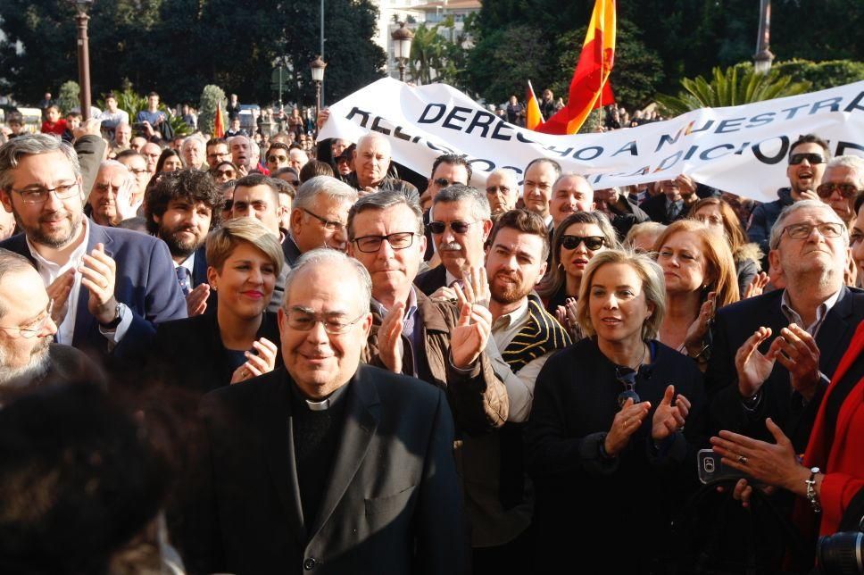 Los cofrades se manifiestan por la Semana Santa tradicional