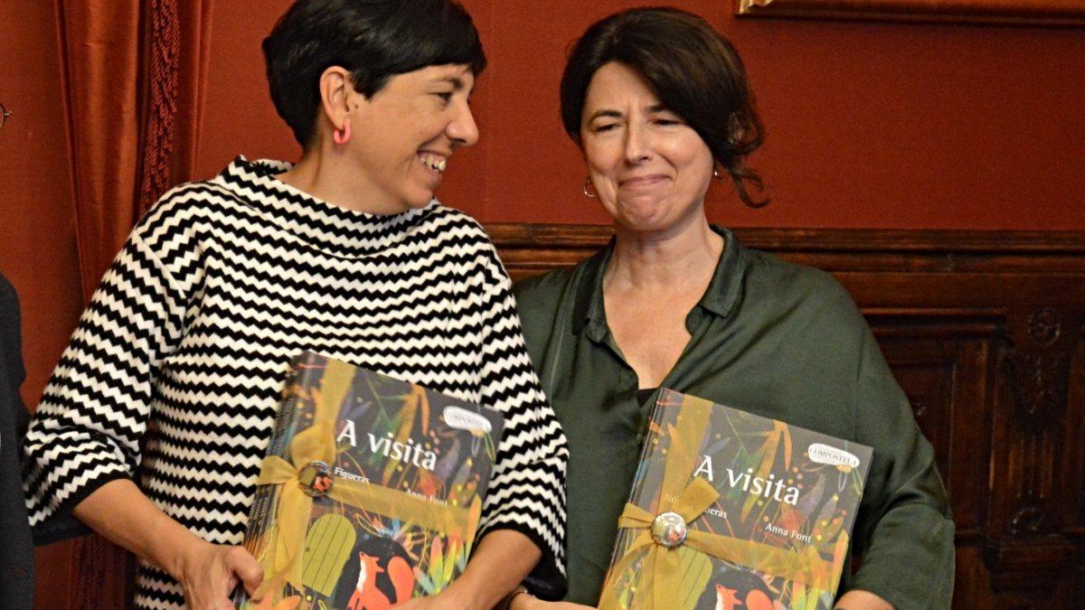 Núria Figueras y Anna Font, , ganadoras del premio Compostela de álbums ilustrados en 2023 por el libro 'La visdita'