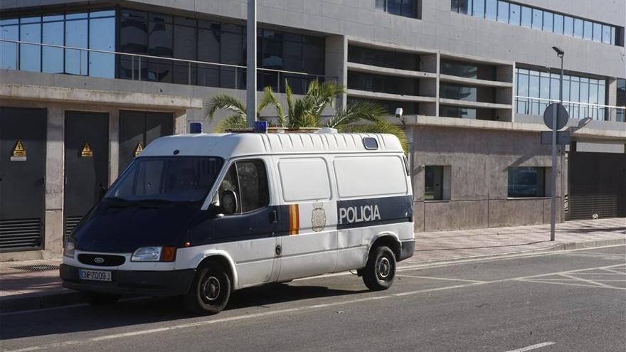 Persigue a unos niños con un cúter y hiere a un vecino en Castelló