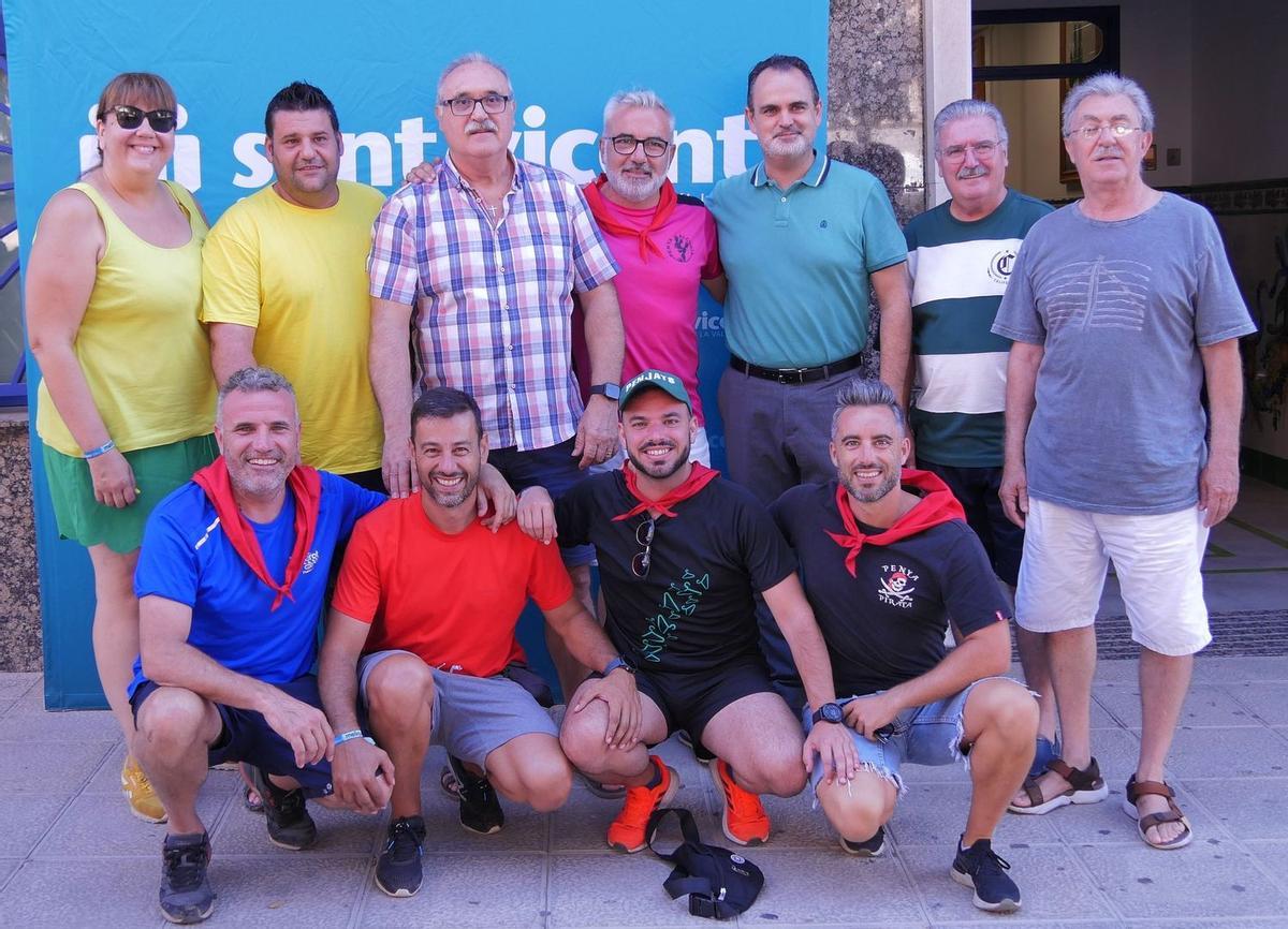 Directivos de les Penyes, junto a miembros de la junta de Caixa Sant Vicent de la Vall d'Uixó.