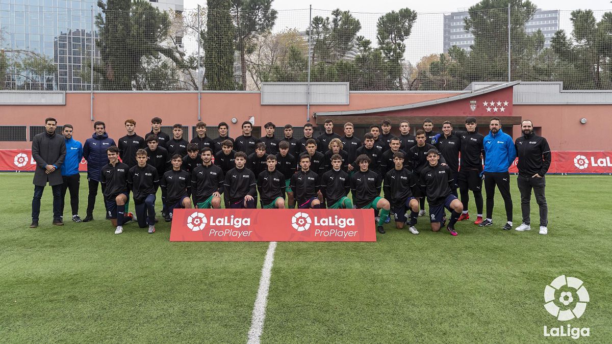 Los 40 futbolistas durante el entrenamiento