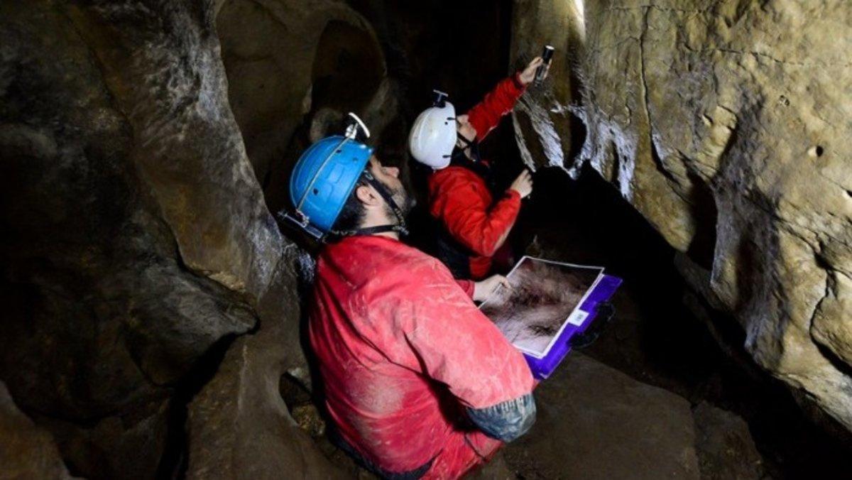 El lugar es pequeño y estrecho, por lo que se cree que la creación de arte rupestre era una actividad muy restringida.