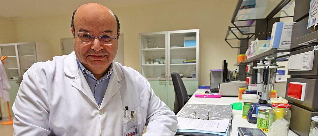 El jefe de servicio de Microbiología del Chuvi, Benito Regueira, en el laboratorio.