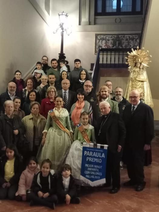 La falla Lo Rat Penat recibe el premio de Paraula a la escena con mas "valores" de manos del Cardenal Arzobispo de València.