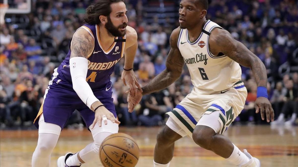 Ricky Rubio intenta driblar a Eric Bledsoe, el base de los Bucks