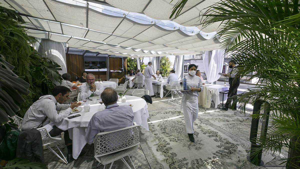 BARCELONA 9/06/2021   Vuelven las terrazas de hotel. Acabar de concretar con patricia
- a las 14.00 ambiente en la del Claris (montan restaurante y a esa hora se suele animar)
Fotografia de JOAN CORTADELLAS